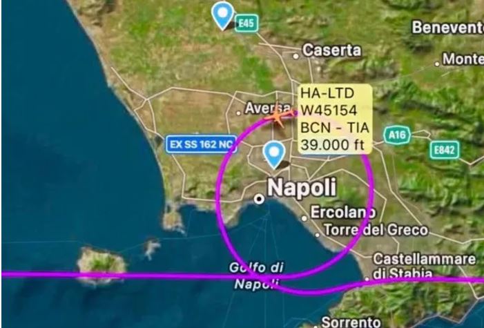Piloti bën një xhiro shtesë mbi Napoli  që pasagjerët të shohin fishekzjarrët