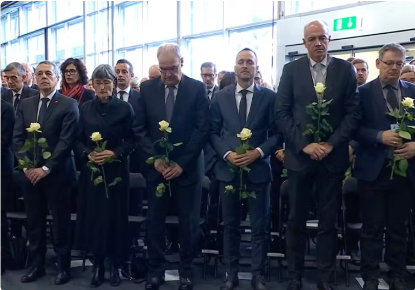 Ceremonia e sotme shënohet me vendosjen e trëndafilave të bardhë