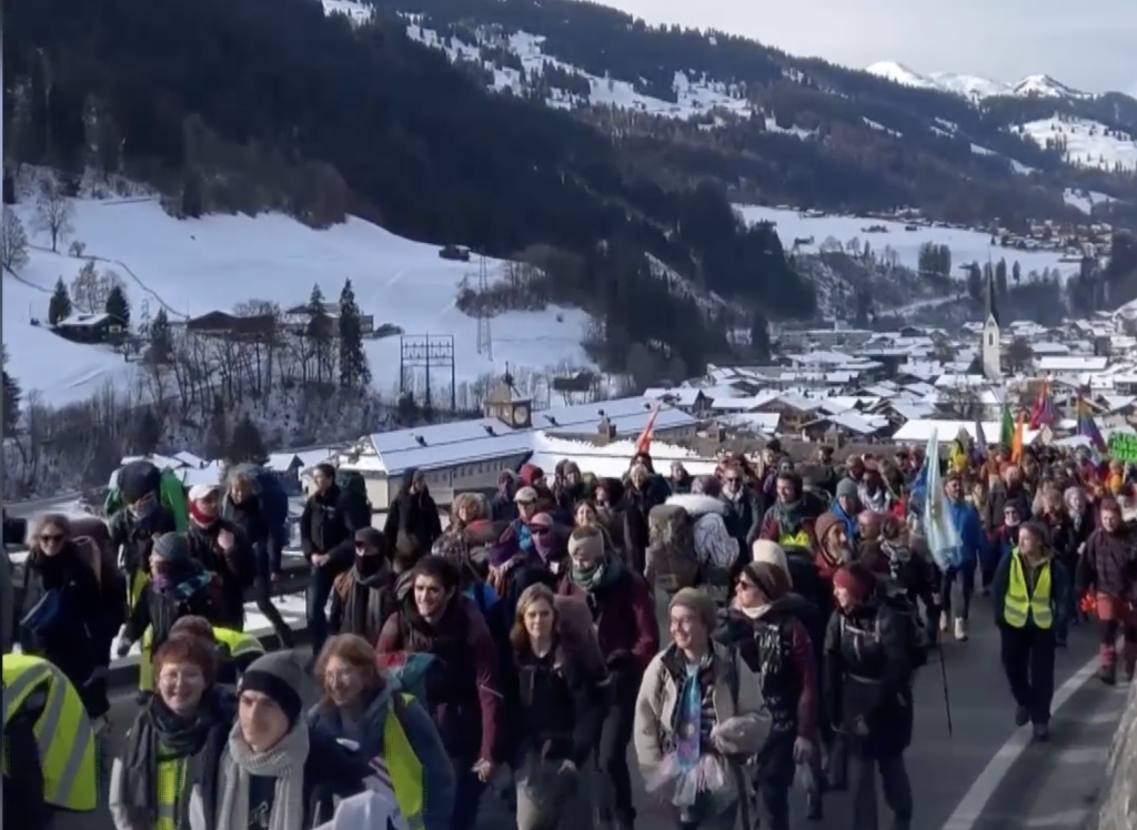 Një marshim kundër WEF dhe kundër Trump bashkon qindra protestues në Graubünden