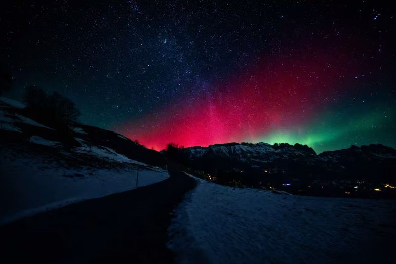 Aurora Borealis mahnit Zvicrën  shfaqje spektakolare në qiell