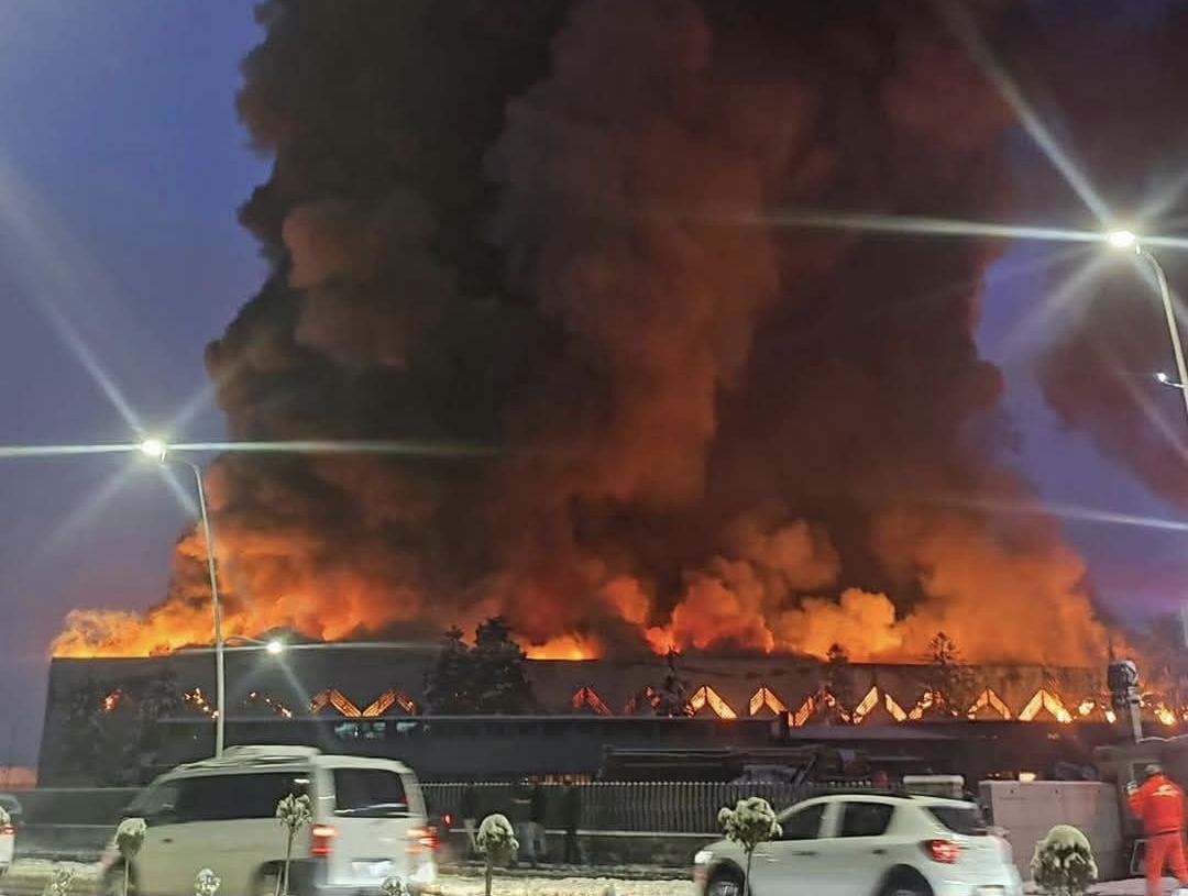 Kosovë  Zjarr i madh përfshin një fabrikë në Gjakovë