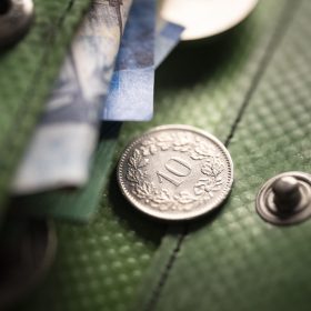 A mund një punëdhënës zviceran të kërkojë dëshmi për borxhet e papaguara?