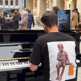 Pianisti kujton në sheshin e Mynihut fëmijët e vrarë gjatë luftës në Kosovë