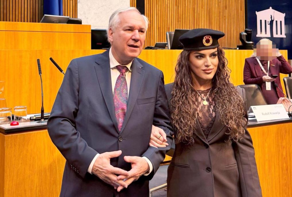 Pozimi i kryeparlamentarit austriak me Elvana Shalën ngjall zemërimin serb