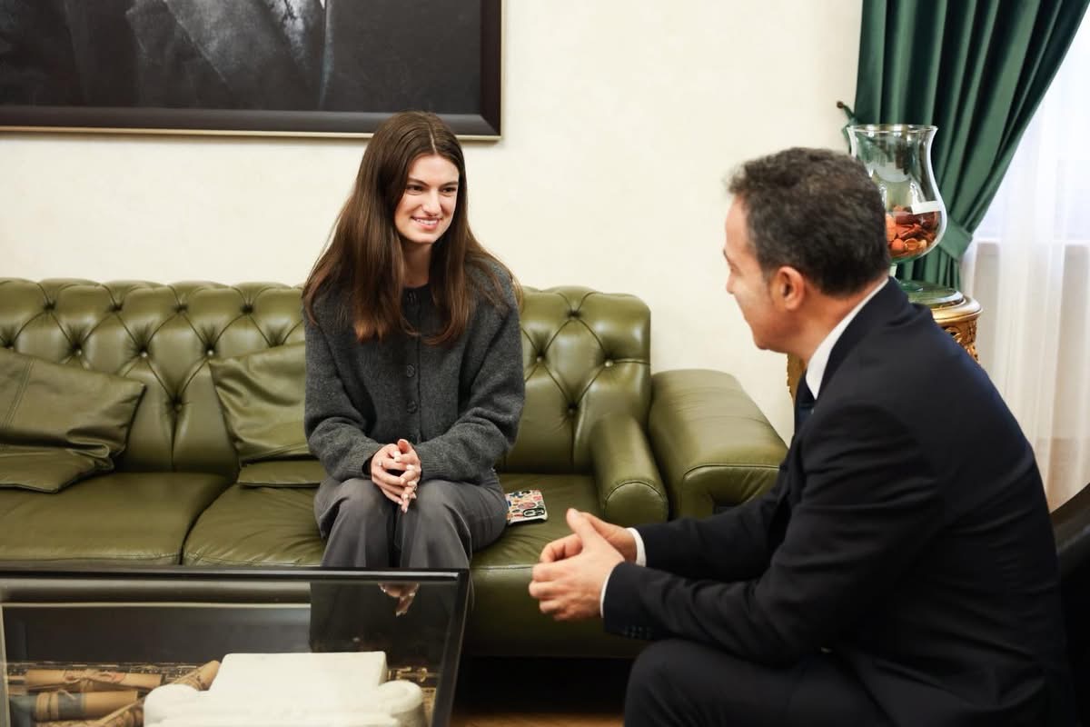 Studentja shqiptare në Harvard  Julia Karabolli  kryen praktikë në Kuvendin e Shqipërisë