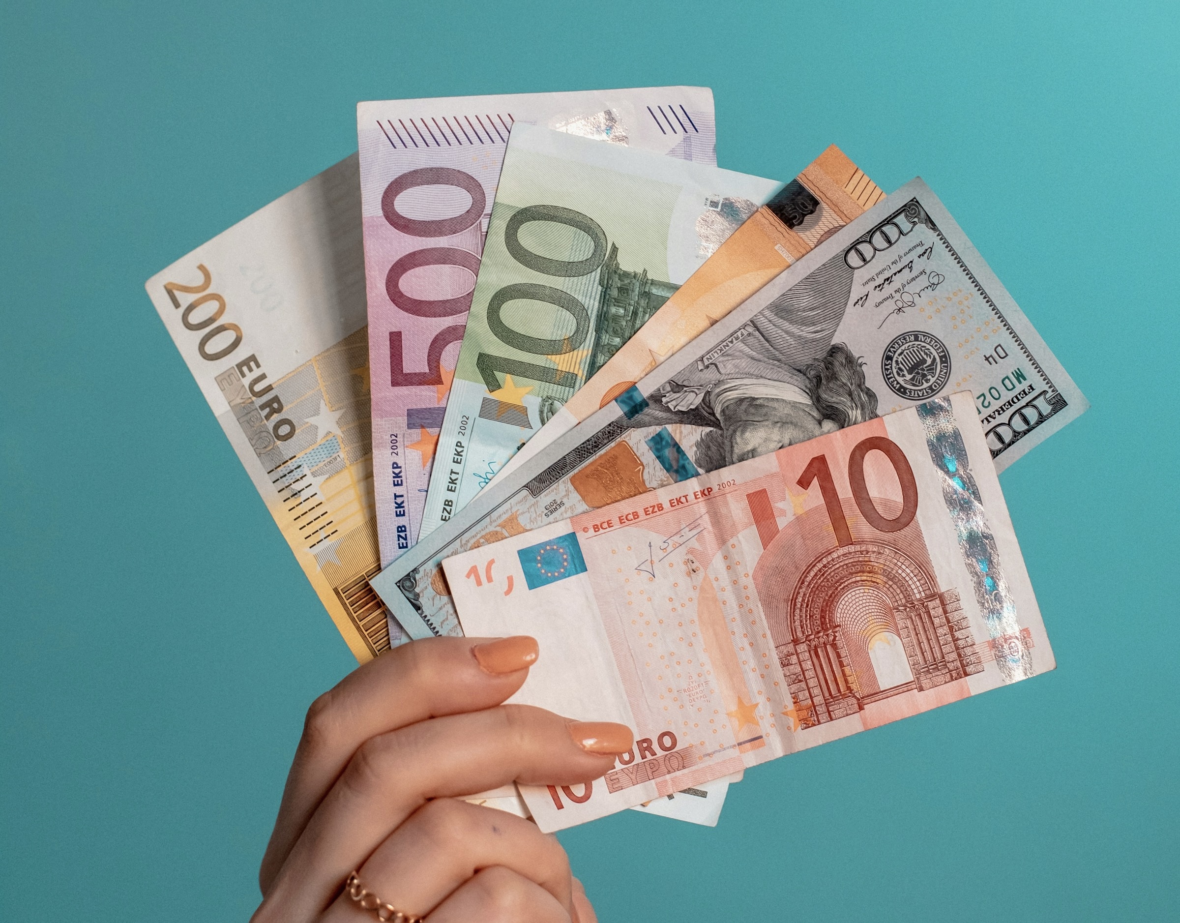 Remitancat drejt Shqipërisë në rritje  pritet vit rekord me mbi 1 miliard euro