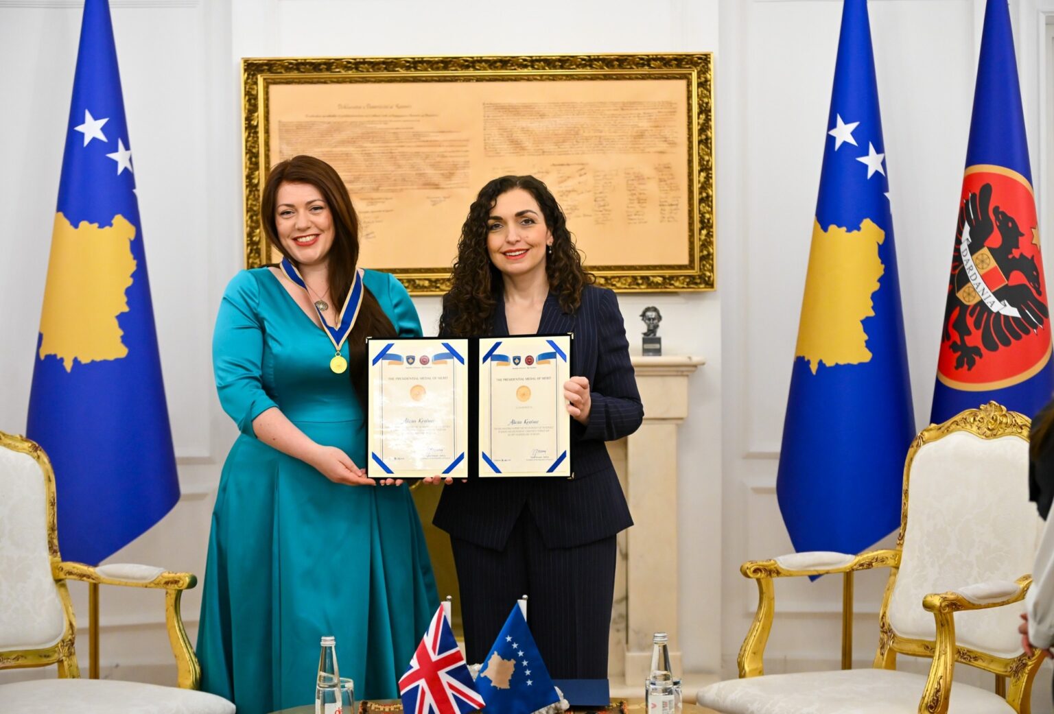 Osmani dekoron Alicia Kearns me Medaljen Presidenciale