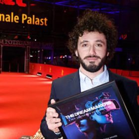 Regjisori shqiptar Renis Hyka triumfon në Berlinale me projektin fitues “The Dream Makers”