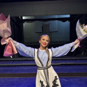 Adelina Paloja performon si soliste në Sallën e Madhe të Universitetit të Muzikës “Fryderyk Chopin” në Varshavë