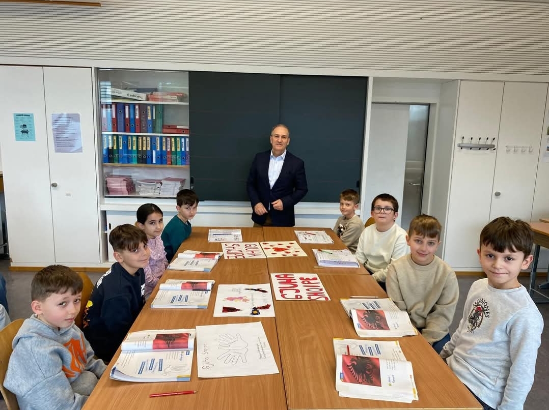 Nxënësit dhe arsimtarët shqiptarë në Zvicër shkënuan Ditën Botërore të Gjuhëve Amtare