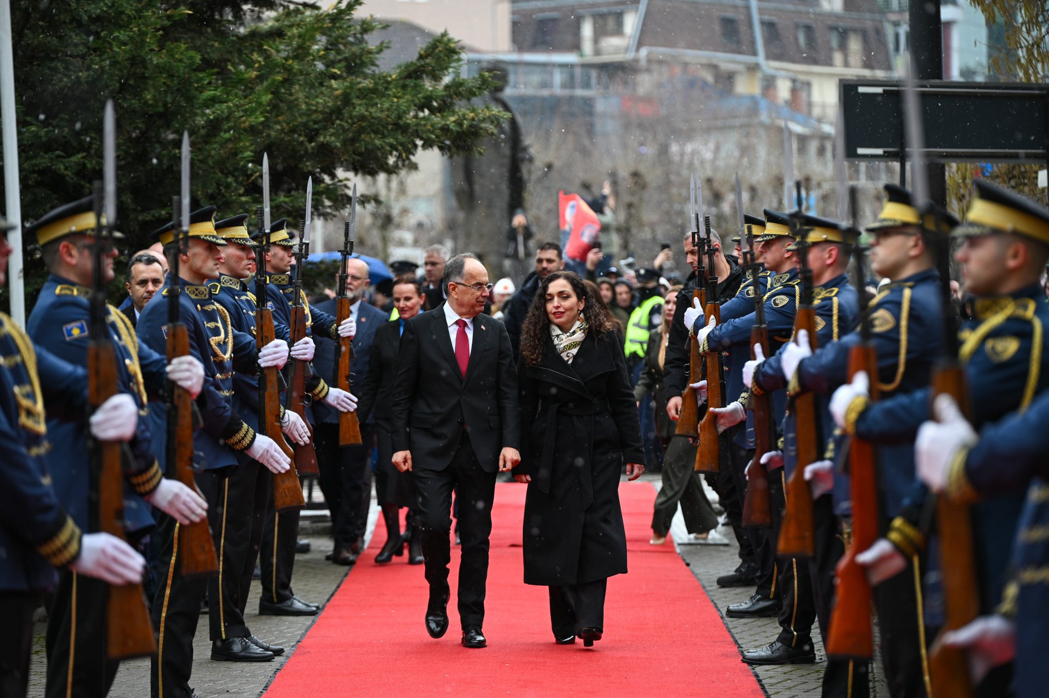 Presidenti i Shqipërisë takohen me Vjosa Osmanin dhe Albin Kurtin për Pavarësi