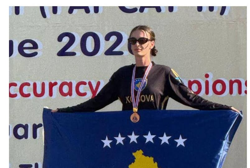 Lisjeta Thaqi  e para në botë në konkurrencën e femrave në paragllajd