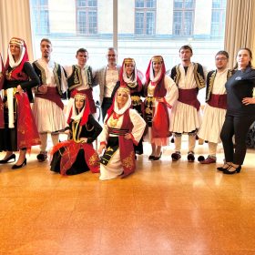 Folklori shqiptar mahnit publikun në festivalin “Vallet bashkojnë” në Stokholm