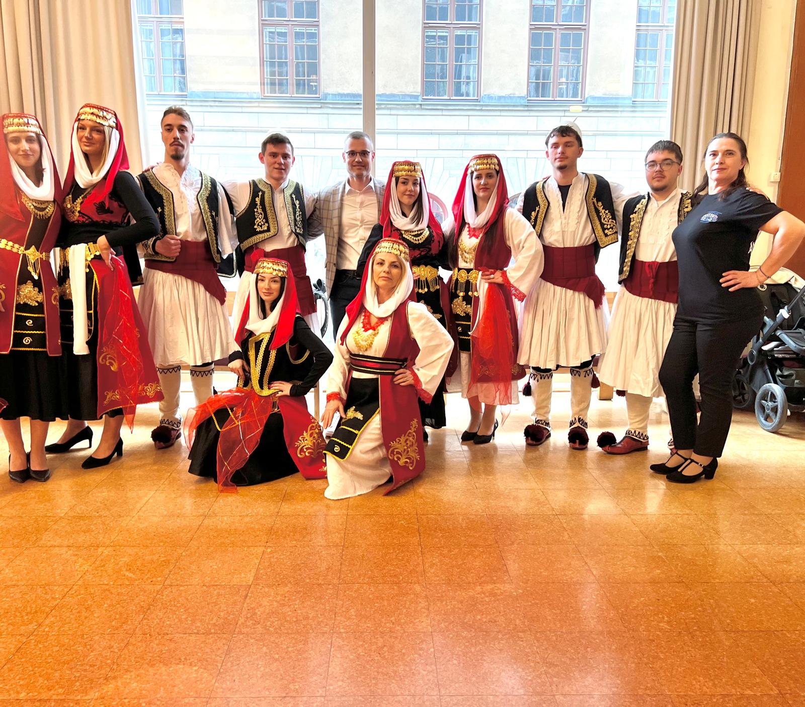 Folklori shqiptar mahnit publikun në festivalin  Vallet bashkojnë  në Stokholm