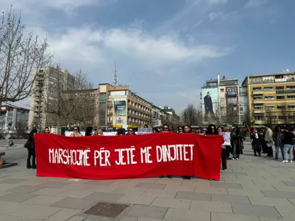 Në Prishtinë protestohet e marshohet për 8 Mars