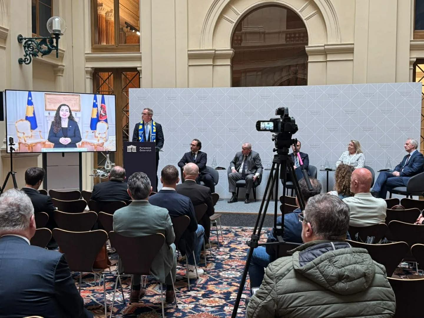 Presidentja Osmani nderohet me çmimin  Dr  Erhard Busek  në Parlamentin Austriak