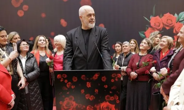 Rama uron gratë për festën e 8 Marsit