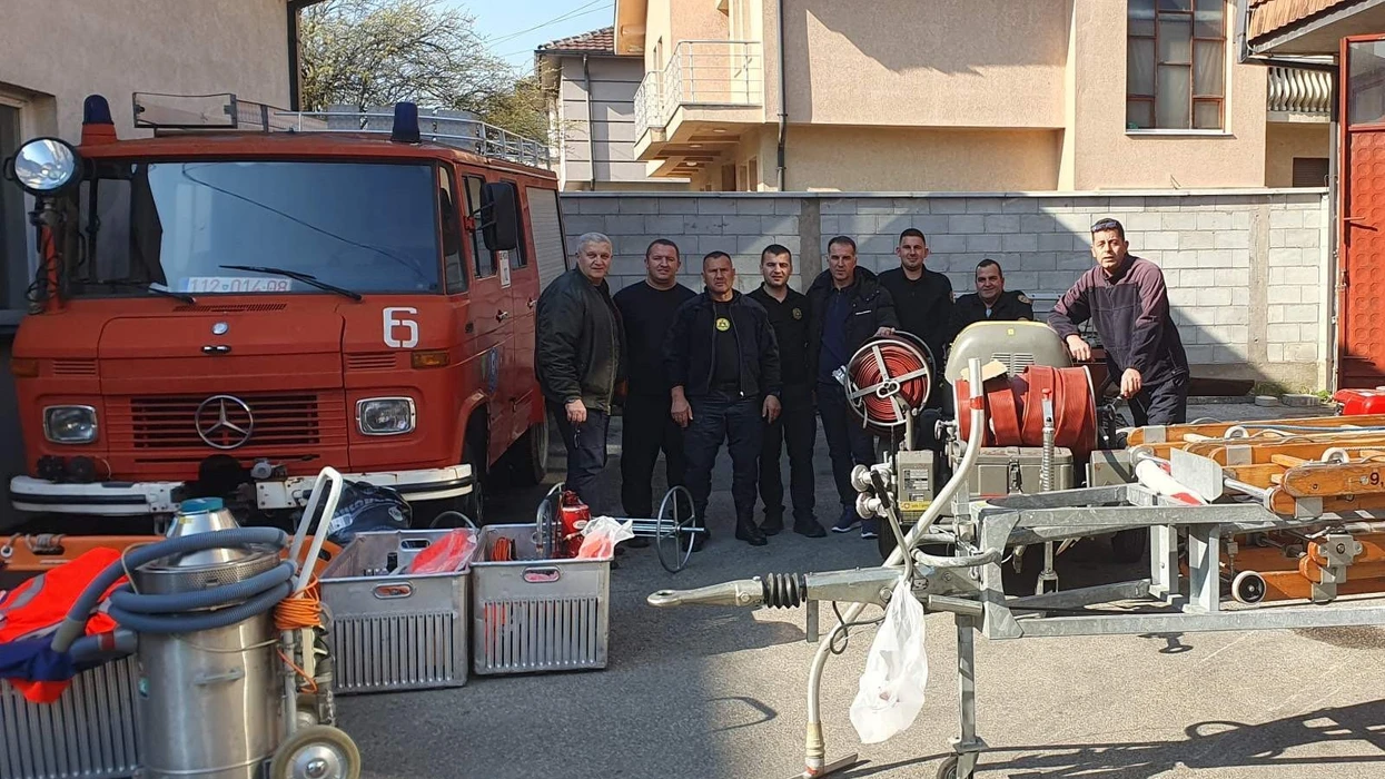 Zjarrfikësit nga Gjakova pranojnë donacion nga Zvicra