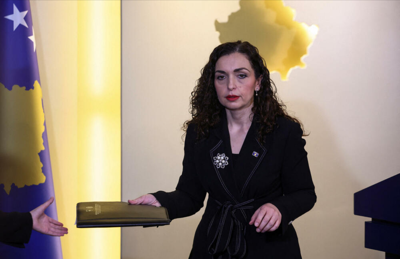 Vjosa Osmani përkujton viktimat e masakrës së Tregut të Gjelbër në Mitrovicë