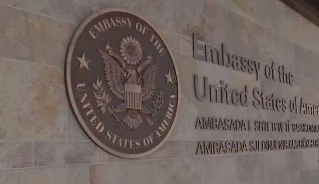 Ambasada amerikane mirëpret marrëveshjen e arritur lidhur me zbatimin e Ligjit për të Huajt