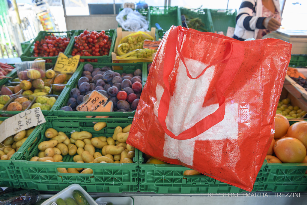 Dy të tretat e perimeve përmbajnë mbetje kimikatesh të rrezikshme