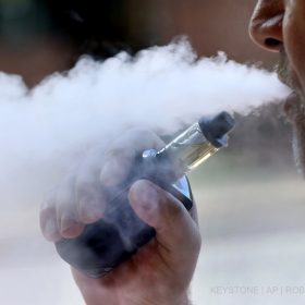 Gjenevë ndalon shitjen e cigareve elektronike, deri në vendim të Gjykatës Federale
