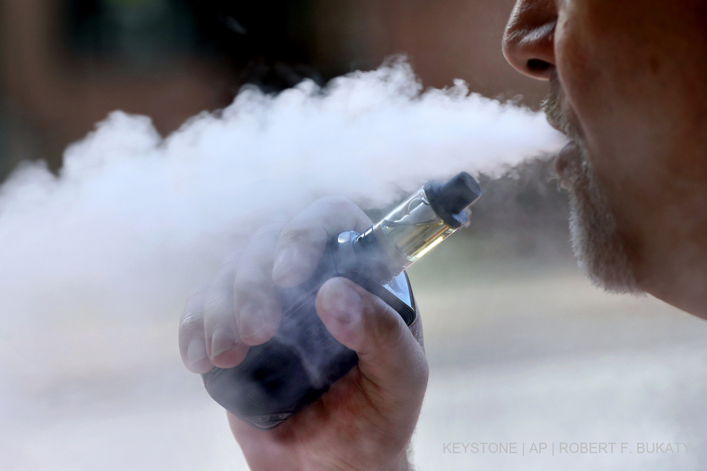 Zvicra ndalon vape në platformat e trenave: Masat e reja kundër shkelësve
