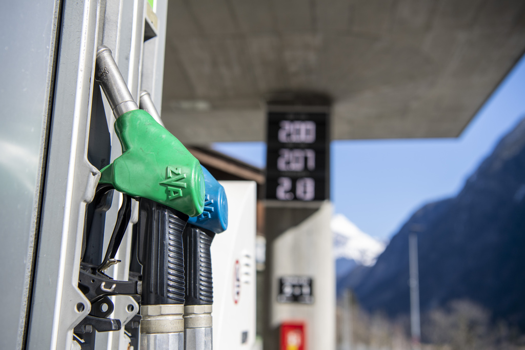 Zvicra mban rezerva strategjike karburanti: Mbrojtja energjetike që i bën të gjitha vendet të xhelojnë
