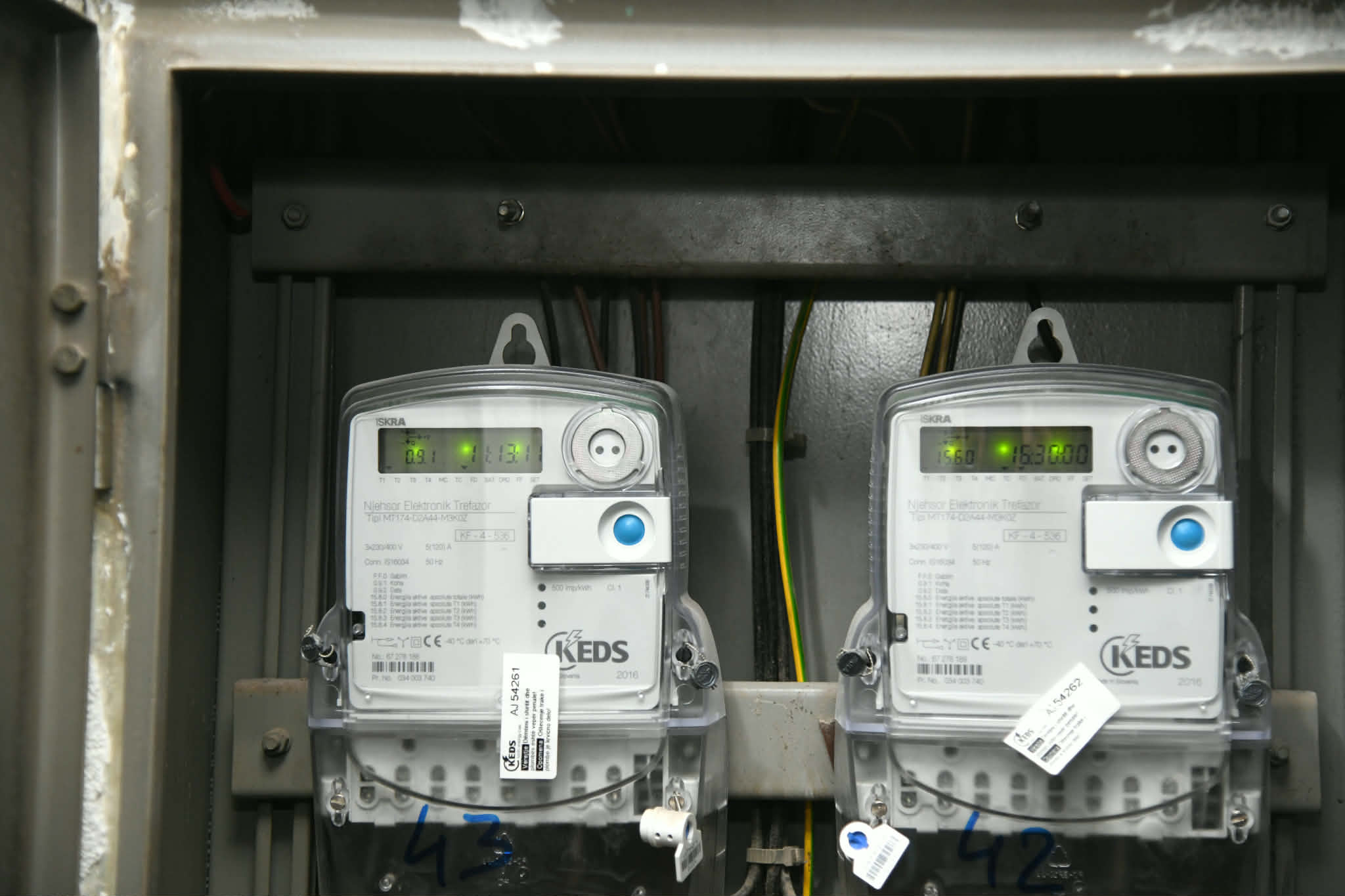 KEDS i dënohet me 30 000 euro për gjashtë njehsorë me afat të skaduar