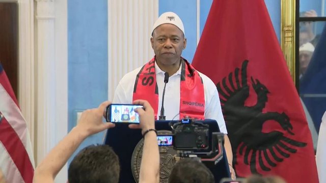 Ish kryetari i New York ut  Eric Adams merr pasaportë shqiptare