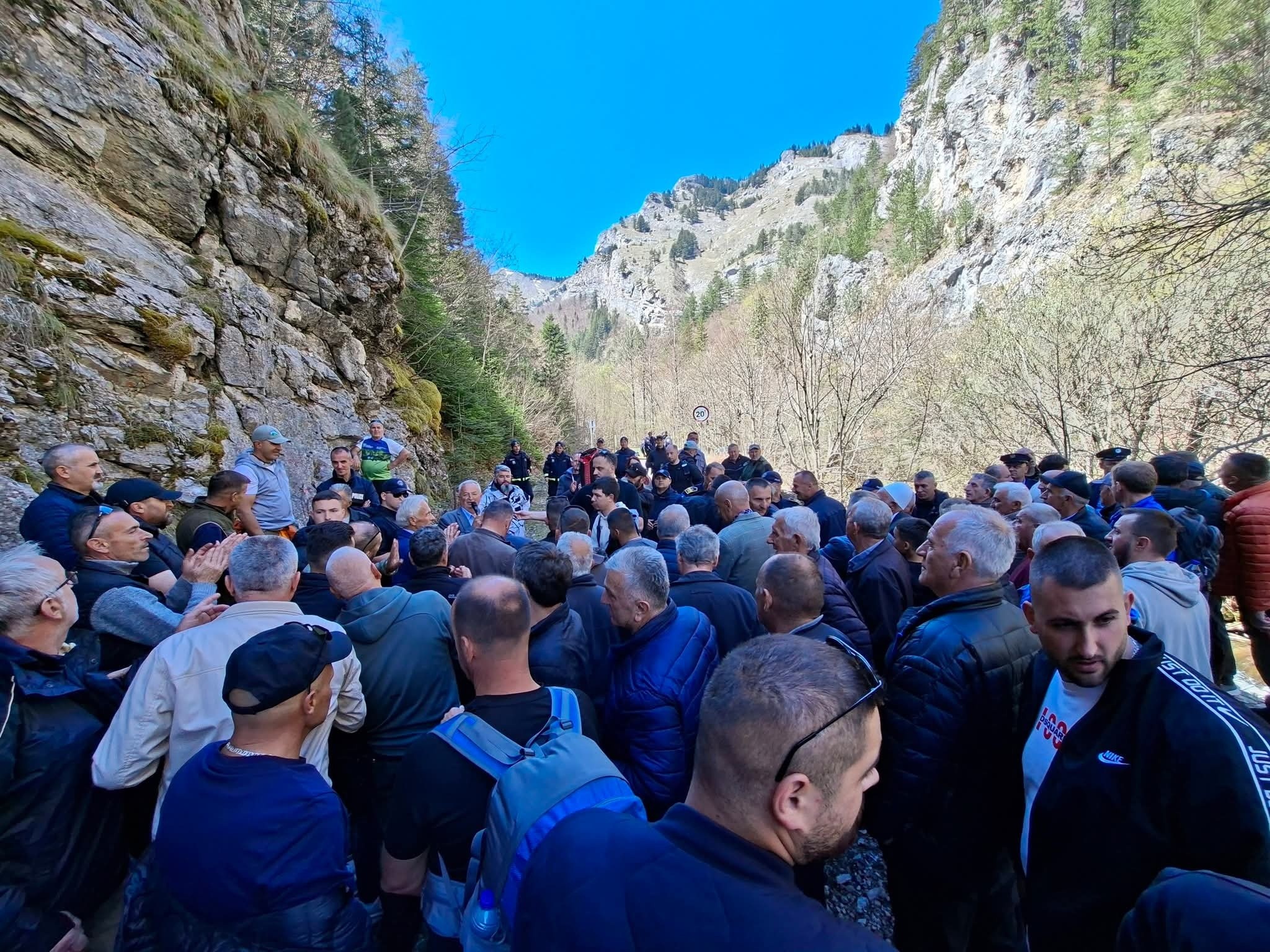 Në Çakorr u protestua për hapjen e pikës kufitare dhe funksionalizimin e rrugës