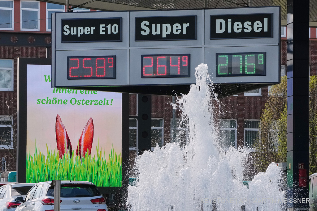  Turizmi i karburantit  në drejtim të kundërt  gjermanët mbushin rezervuarët në Zvicër