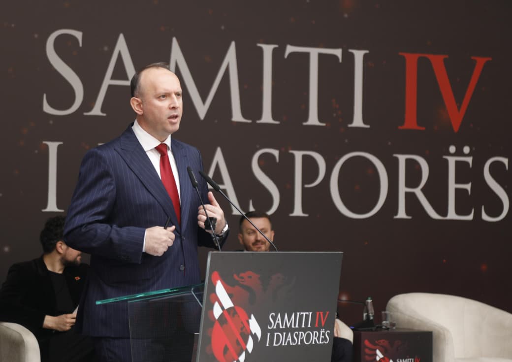 Afrim Gashi ngrit shqetësimin për largimin masiv të shqiptarëve