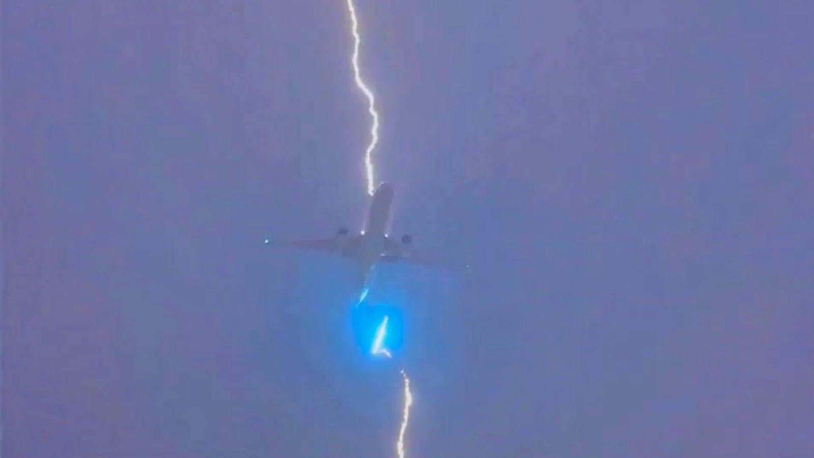 Stuhi e fortë në Gjenevë  rrufeja godet aeroplanin