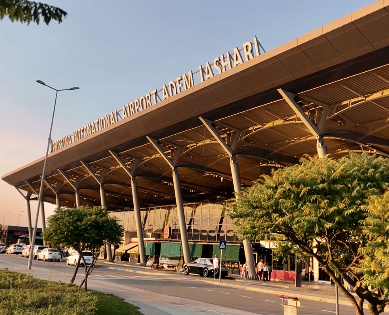 Aeroporti i Prishtinës shënon rritje të fluturimeve dhe udhëtarëve