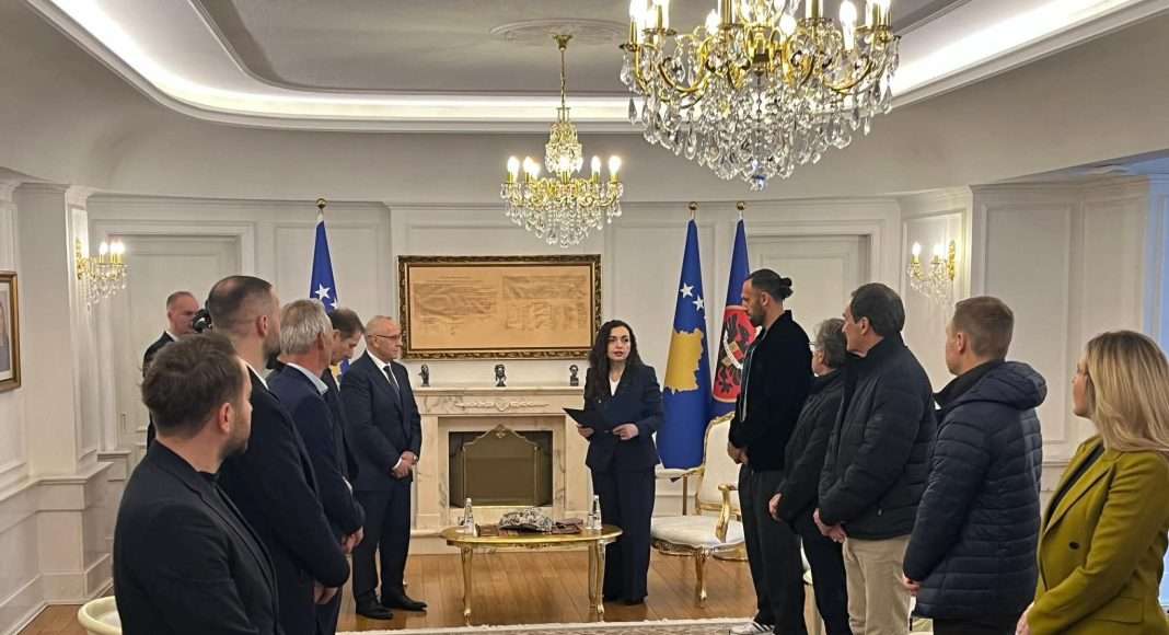 Osmani dekoron futbollistët e Kosovës pas ndeshjes me Turqinë