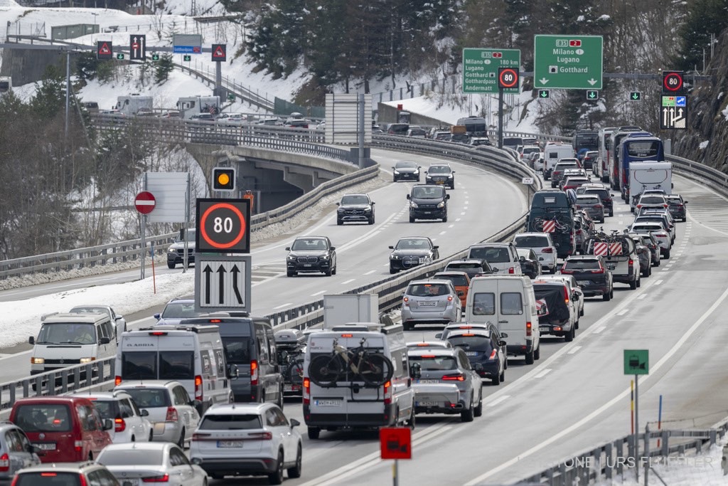 12 kilometra bllokim trafiku para tunelit Gotthard