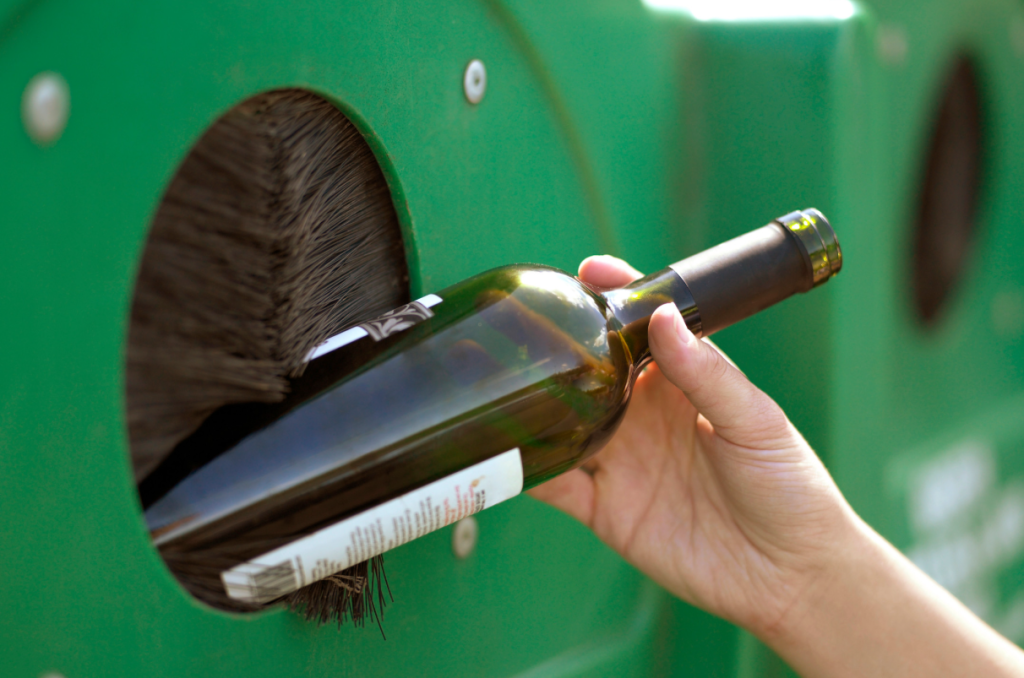 Në Zvicër riciklimi i qelqit ka orar të caktuar  ja rregullat që duhet të respektohen