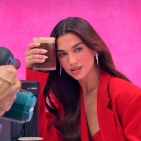 Dua Lipa zë vendin e George Clooney në reklamën e re të Nespresso