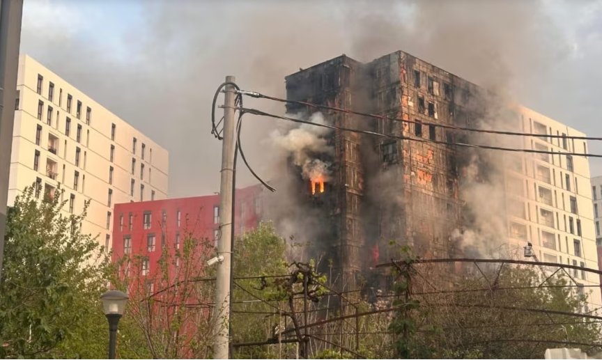 Njëmbëdhjetë persona hospitalizohen pasi zjarri përfshin një ndërtesë shumëkatëshe në Tiranë