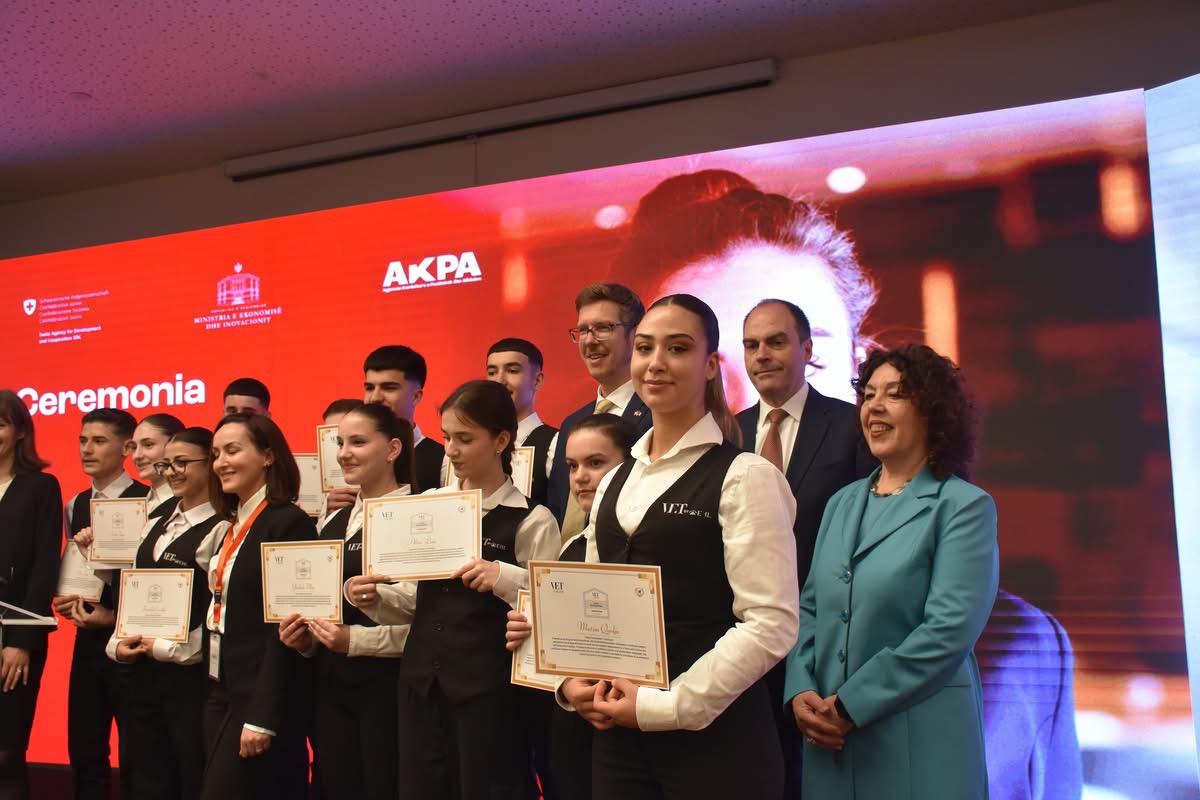 60 studentë në Tiranë marrin certifikatë nga EHL Lausanne  përgëzon Ambasada e Zvicrës