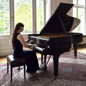 Pianistja Fatjona Maliqi shkëlqen me recital në Kalanë e Loburgut