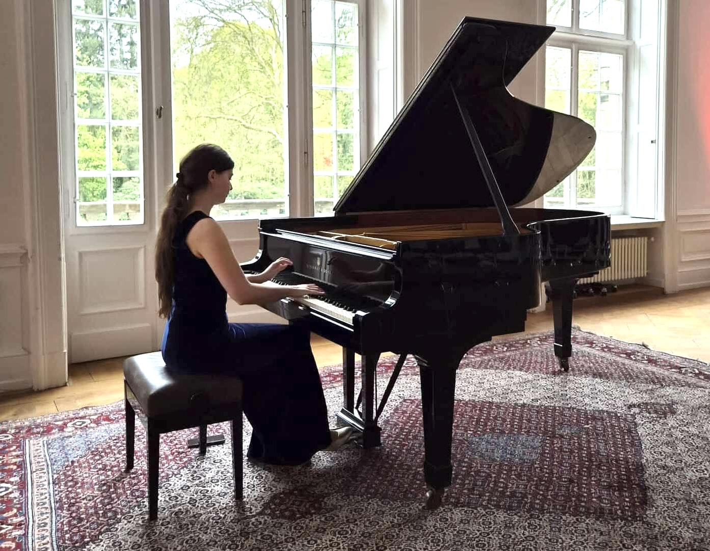 Pianistja Fatjona Maliqi shkëlqen me recital në Kalanë e Loburgut