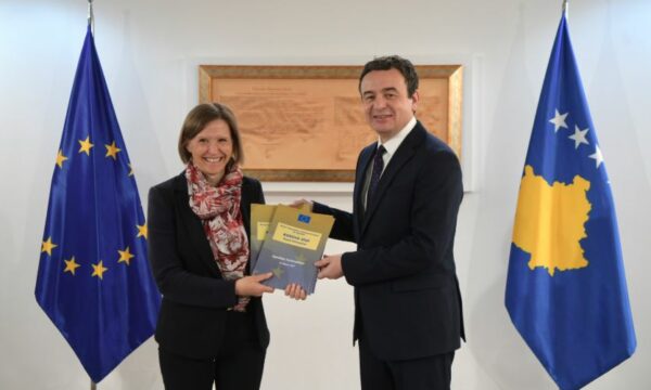 Shefja në detyrë e BE së takohet me Kurtin