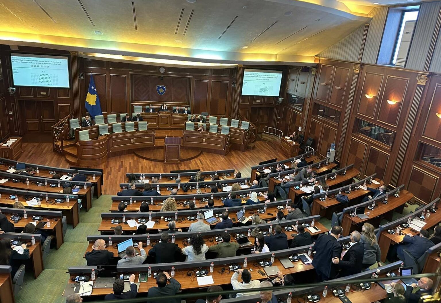 Kuvendi voton Ligjin për sigurimet shëndetësore  kalon edhe  Ligji për çmimet tavan 