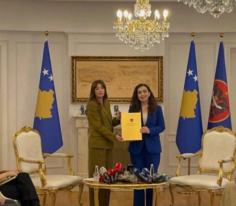 Albulena Haxhiu zyrtarisht ushtruese detyre e presidentes së Kosovës
