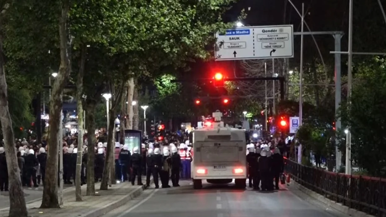 Dhunë në protestën e opozitës  lëndohen policë dhe deputetë të PD së