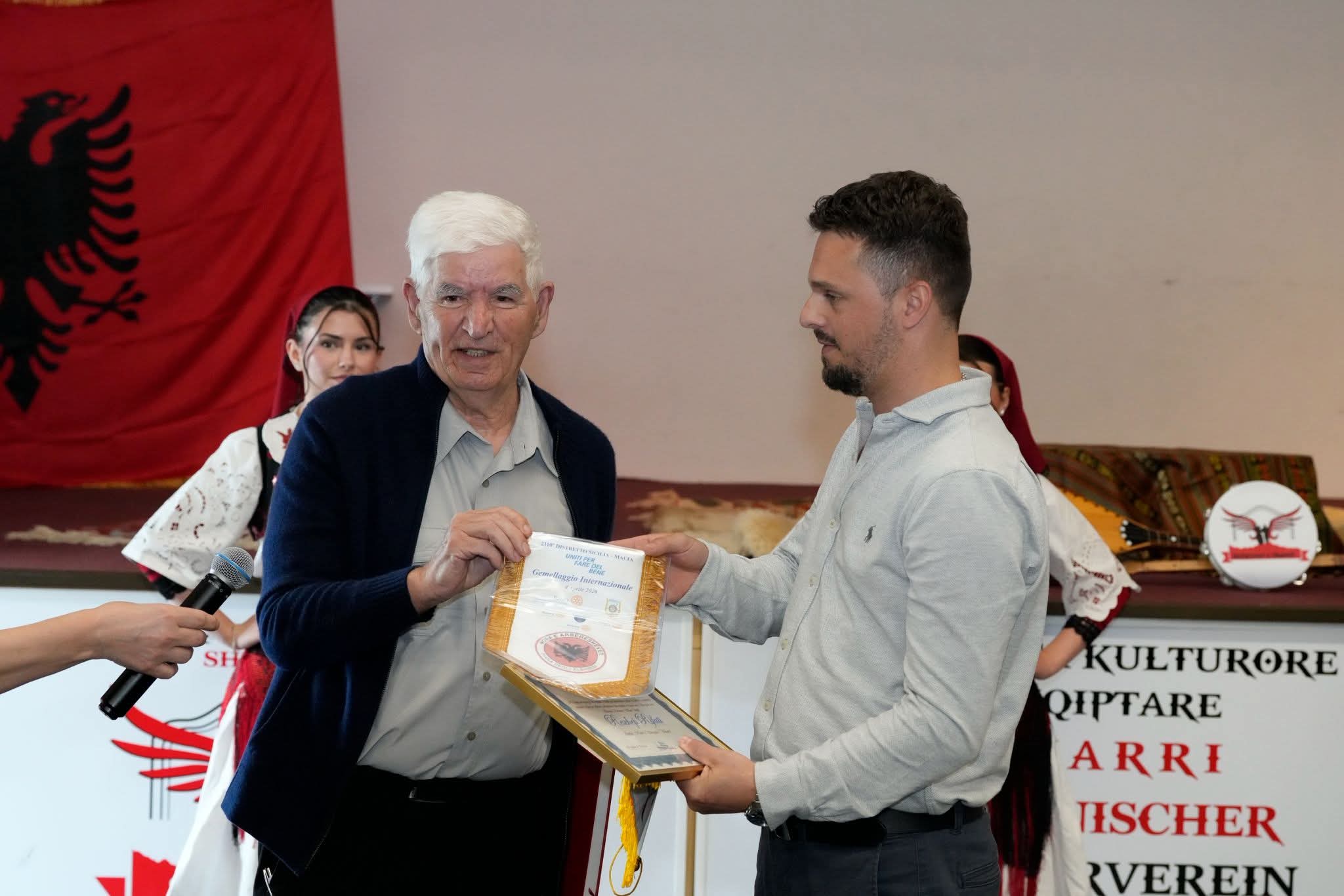 Shoqata Kulturore  Sharri  nderon figurën e Rexhep Rifatit  një jetë në shërbim të gazetarisë dhe identitetit shqiptar në diasporë