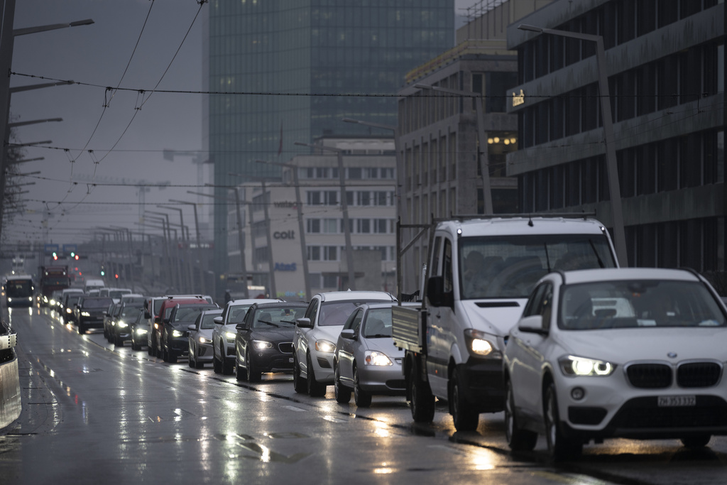 Zvicra paralajmëron: Referendumi "Jo 10 milionë" mund të bllokojë trafikun kufitar
