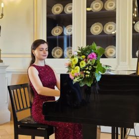 Pianistja Fatjona Maliqi mahnit publikun me performancën në Kalanë Neckarhausen në Gjermani